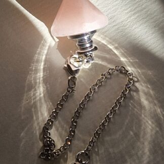 poolvääriskivist pendel hõbedase ketiga