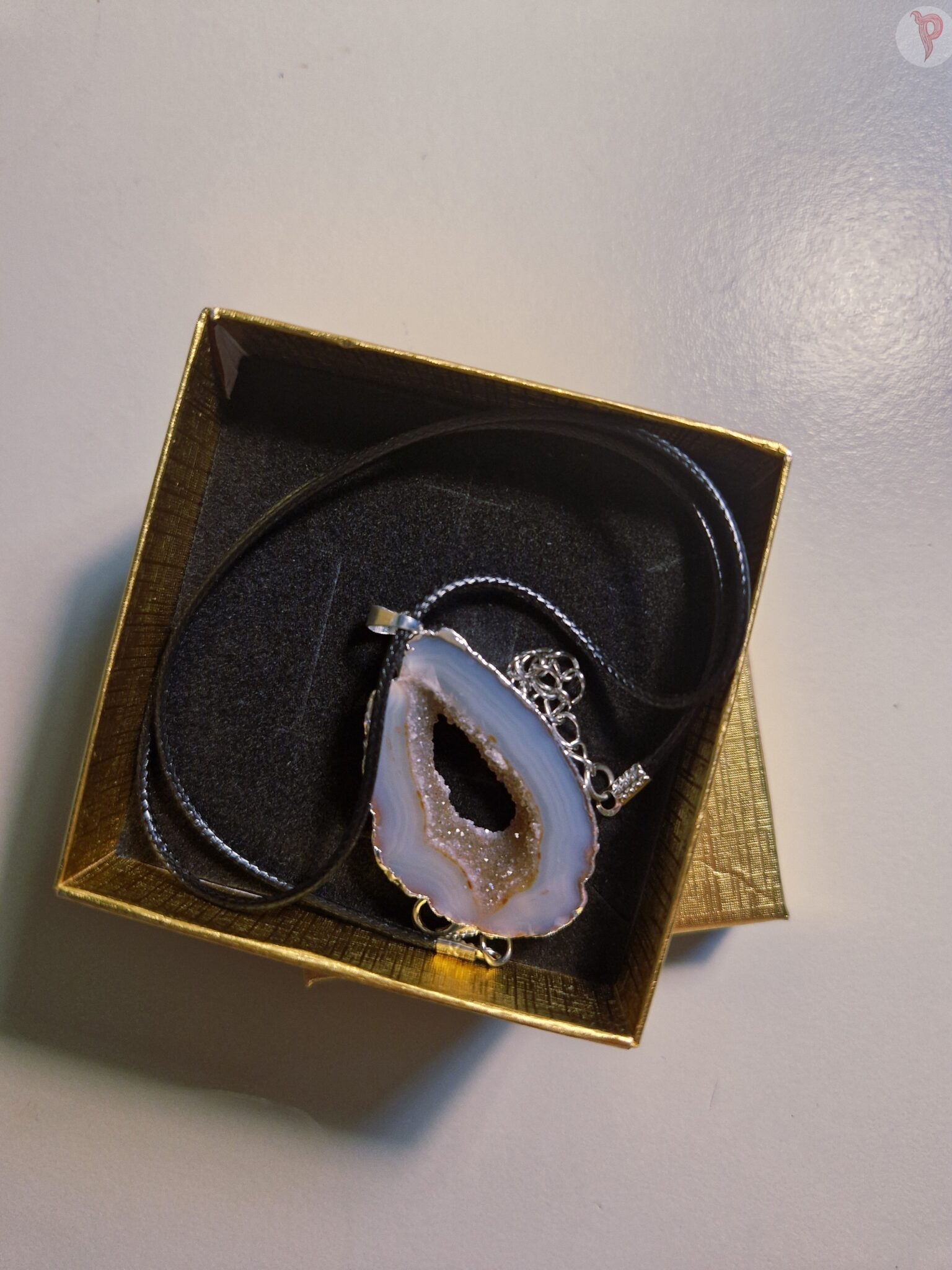 Botsvana ahhaat kuldses kinkekarbis.