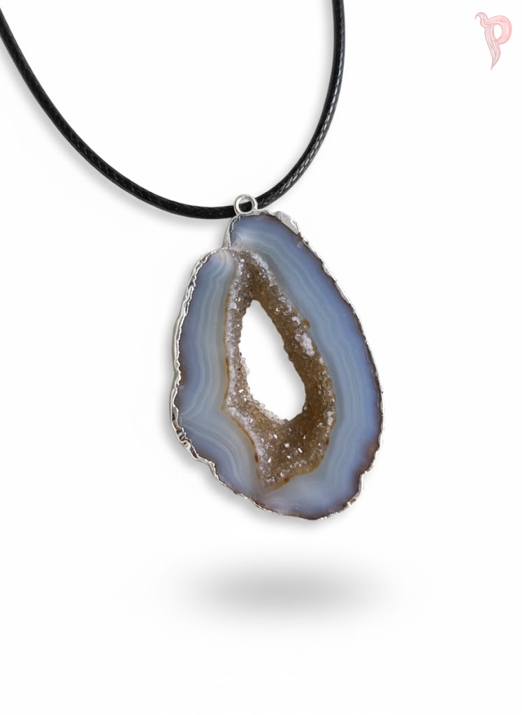 Hõbedases raamis hall Botswana ahhaat koos musta nahkpaelaga.