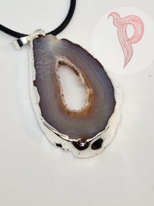 Halli botsvana ahhaadi ripatsi tagakülg.