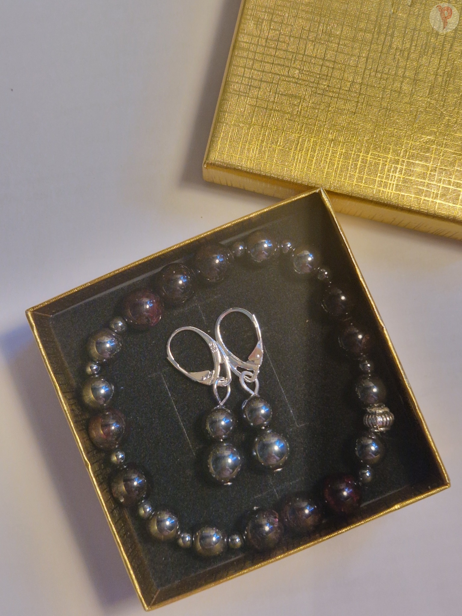 lmandiin granaat ja hematiit käsitöö käevõru kuldses karbis.