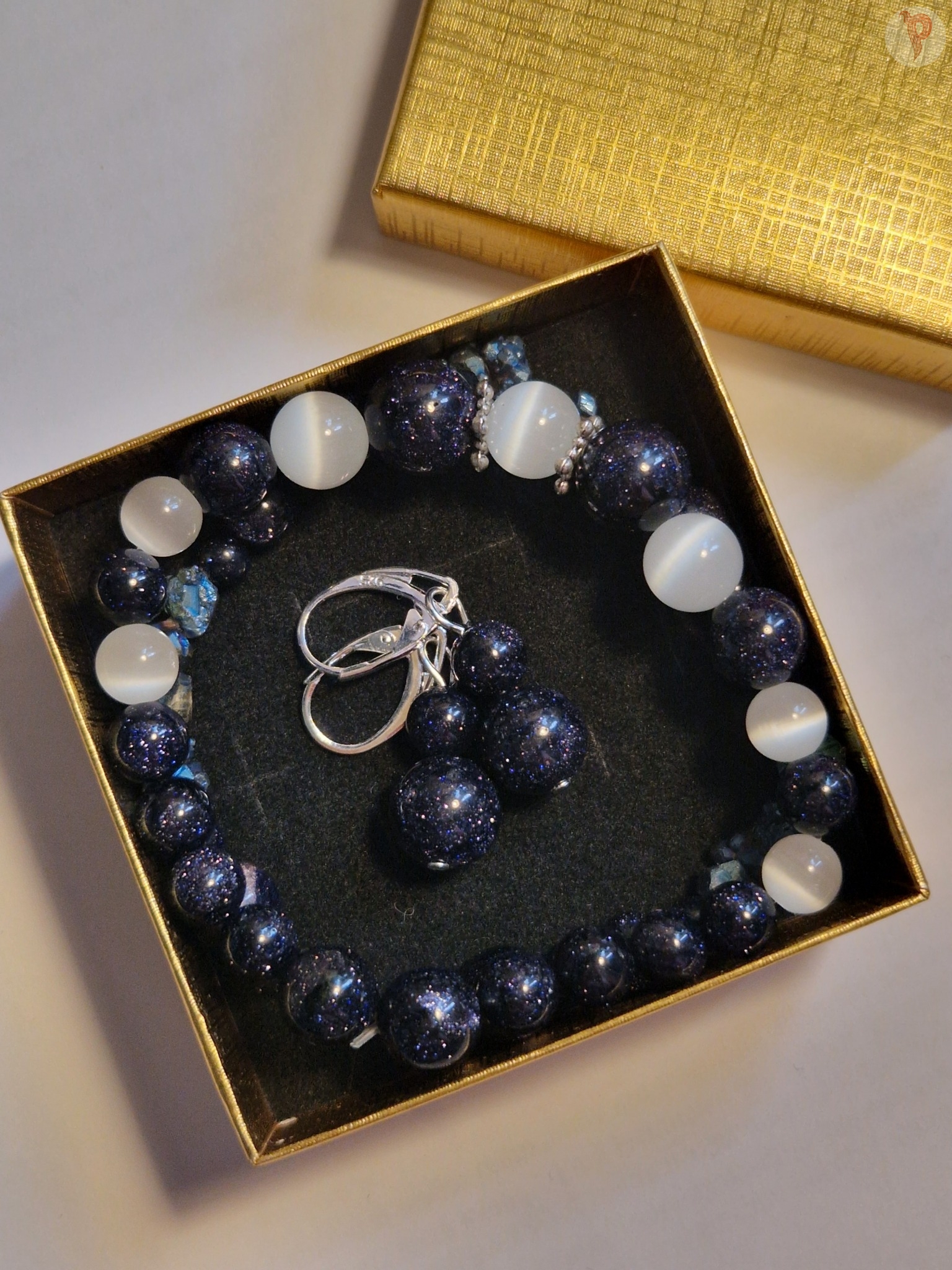 Käevõrud ja kõrvarõngad sinisest liivakivist, valge kassisilmaga.