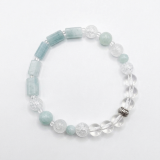 Akvamariinist ja mäekristallist käsitöö käevõru kinkekarbis. Täpitähed on ALT-tekstides igati teretulnud!