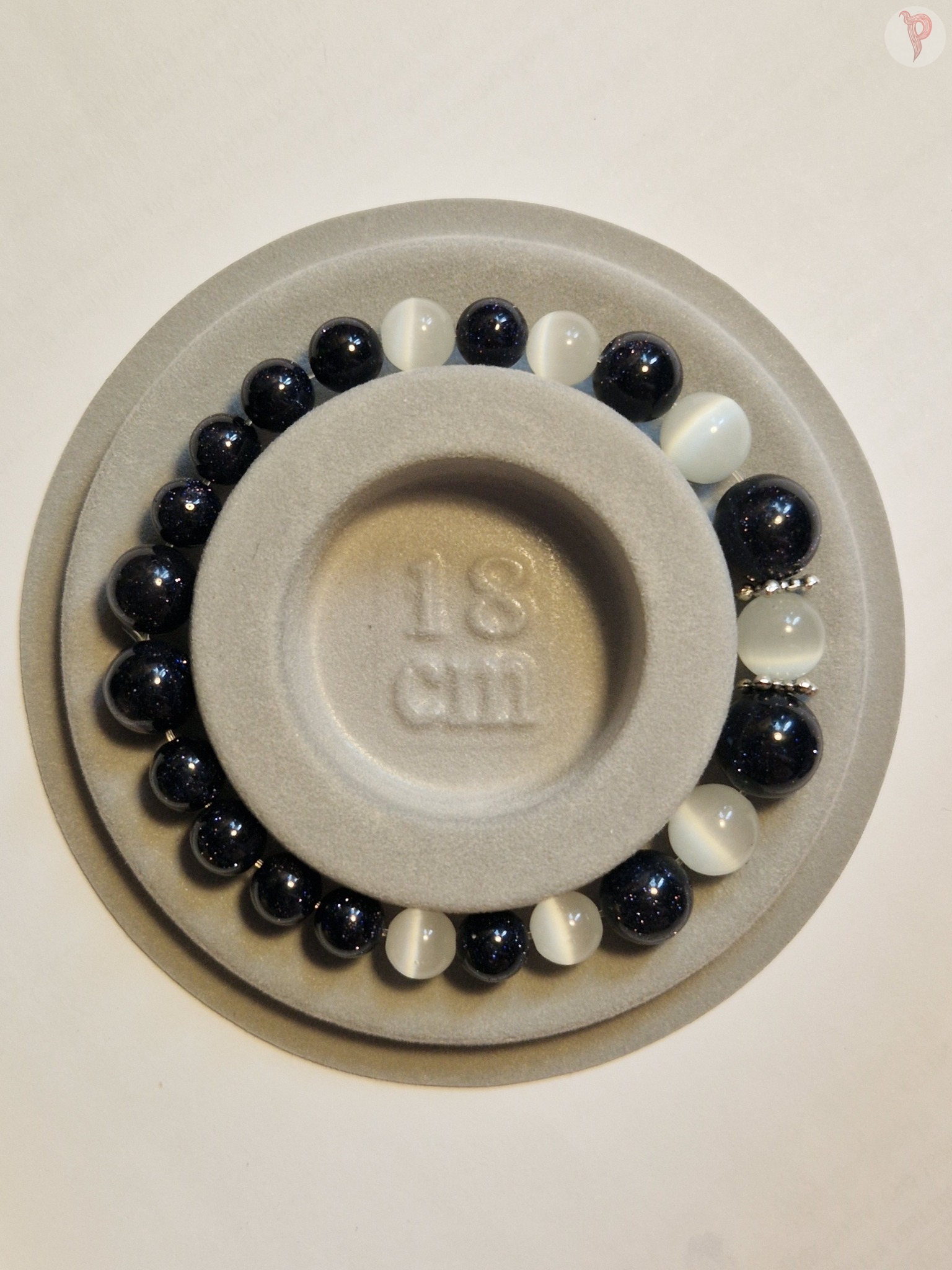 Käevõrud ja kõrvarõngad sinisest liivakivist, valge kassisilmaga.