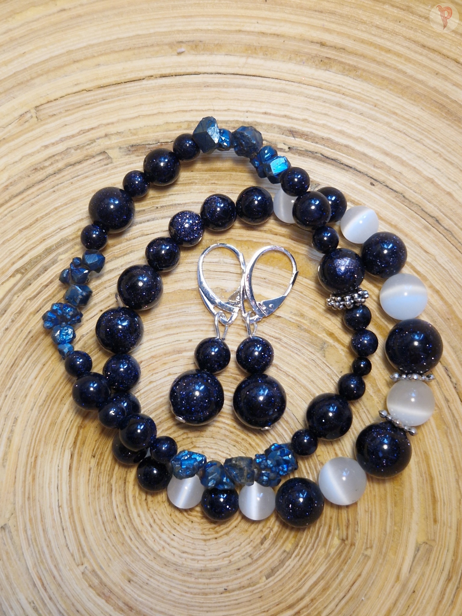 Käevõrud ja kõrvarõngad sinisest liivakivist, valge kassisilmaga.