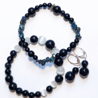 Käevõrud ja kõrvarõngad sinisest liivakivist, valge kassisilmaga.