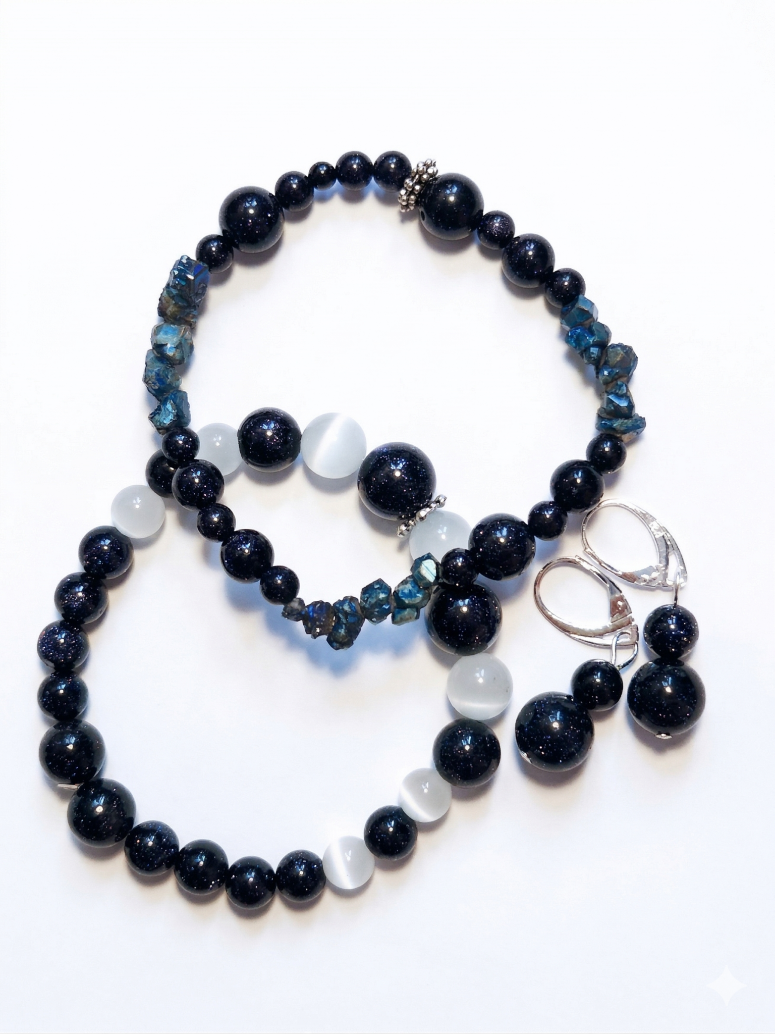 Käevõrud ja kõrvarõngad sinisest liivakivist, valge kassisilmaga.