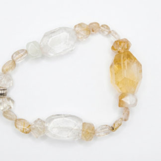 Käsitööna valminud tritsiin ja mäekristall käevõru